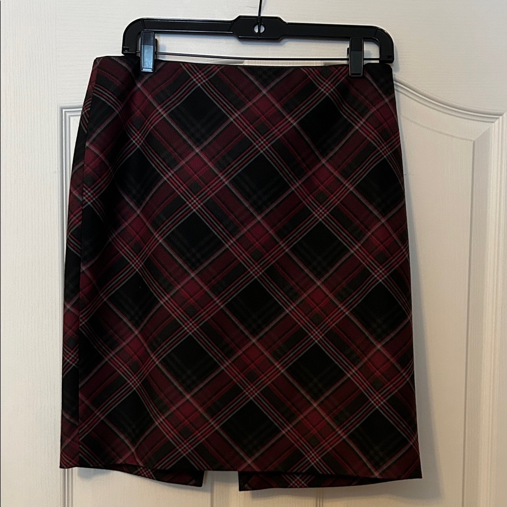White House Black Market Red and Black Plaid Pencil Skirt size 8 L 20 1/2”